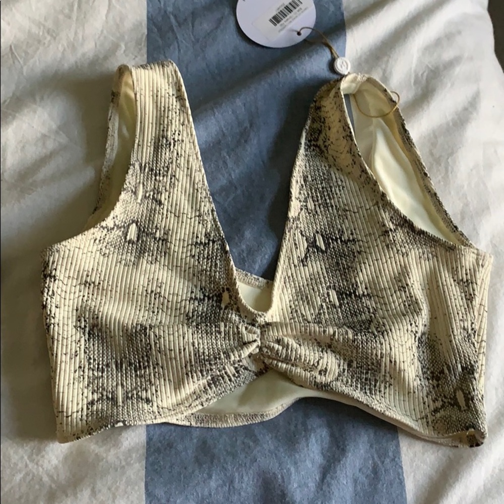 Kim top Montce swim